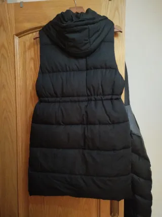 Chaleco acolchado negro con capucha