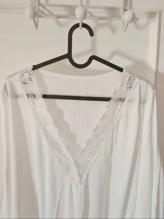 Blusa blanca con encaje