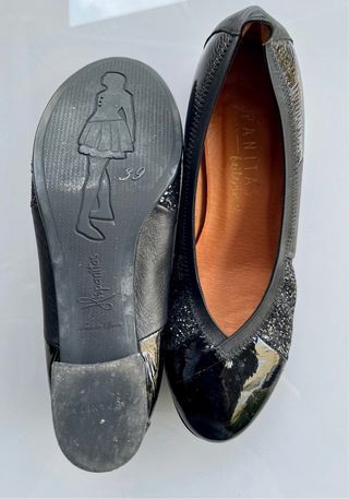 Bonitos Zapatos bailarina, de charol negro.