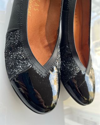 Bonitos Zapatos bailarina, de charol negro.