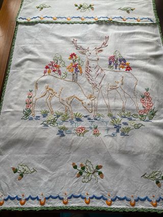 Cortina antigua bordada con ciervos