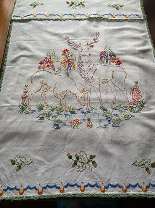 Cortina antigua bordada con ciervos
