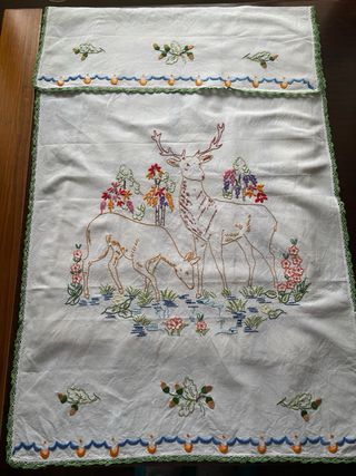Cortina antigua bordada con ciervos