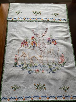 Cortina antigua bordada con ciervos