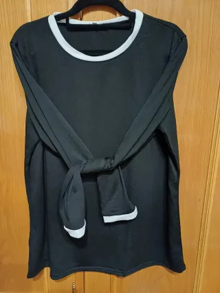 Camiseta negra manga larga con ribete blanco