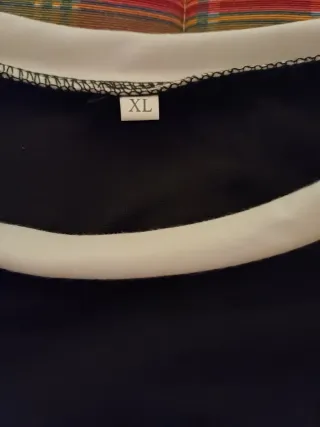 Camiseta negra manga larga con ribete blanco