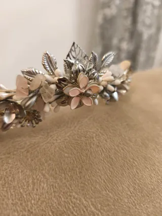 Tiara de Novia artesanal, de cuarzo rosa y flores
