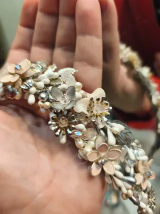 Tiara de Novia artesanal, de cuarzo rosa y flores