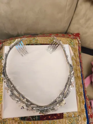 Tiara de Novia artesanal, de cuarzo rosa y flores