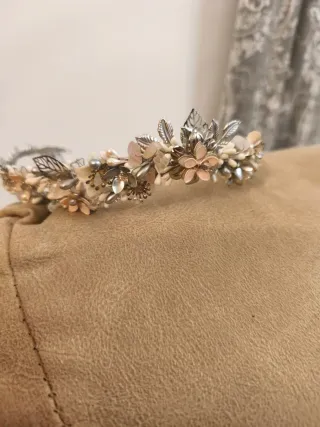 Tiara de Novia artesanal, de cuarzo rosa y flores
