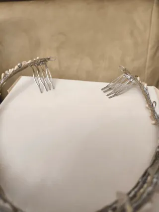 Tiara de Novia artesanal, de cuarzo rosa y flores