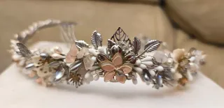 Tiara de Novia artesanal, de cuarzo rosa y flores