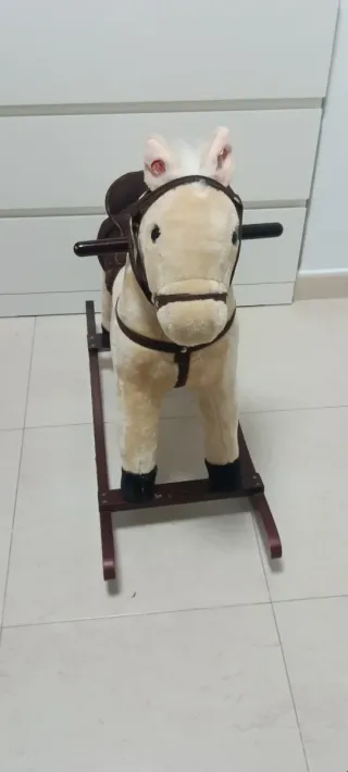 Caballo balancín peluche