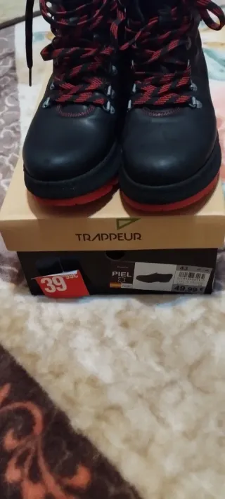 Botas de montaña negras y rojas