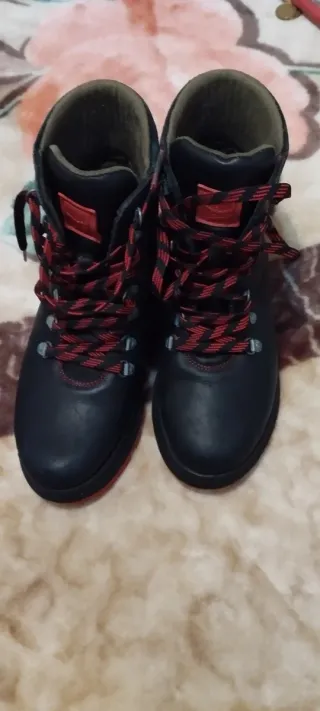 Botas de montaña negras y rojas
