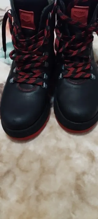 Botas de montaña negras y rojas