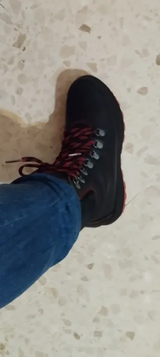 Botas de montaña negras y rojas