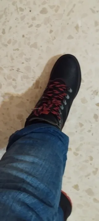 Botas de montaña negras y rojas