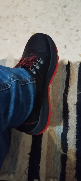 Botas de montaña negras y rojas