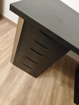 Escritorio con cajoneras negro y plateado