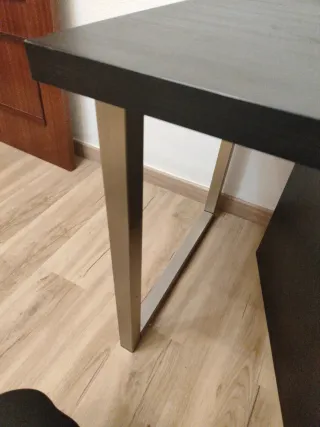 Escritorio con cajoneras negro y plateado