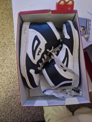 Zapatillas Fila Negras y Blancas