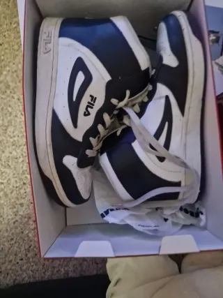 Zapatillas Fila Negras y Blancas