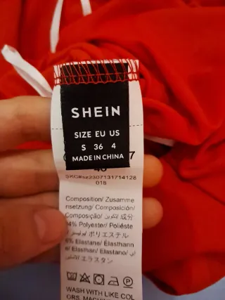 Camiseta asimétrica roja