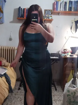 Vestido verde largo con abertura, de satén
