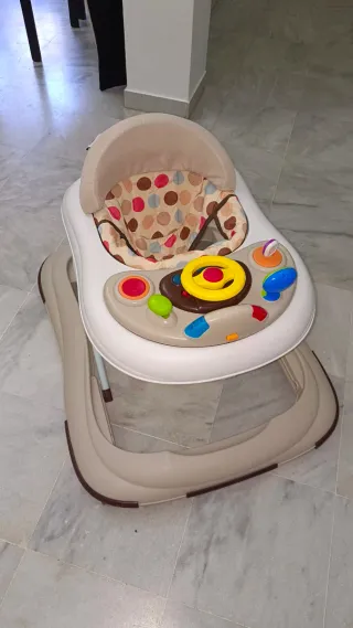 Andador infantil con centro de actividades