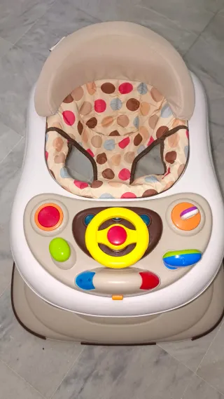 Andador infantil con centro de actividades