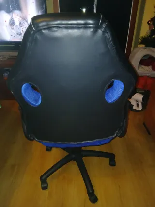 Silla Gaming Negra y Azul tiene un fallo no sube