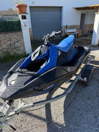 Moto de agua Sea-Doo con remolque