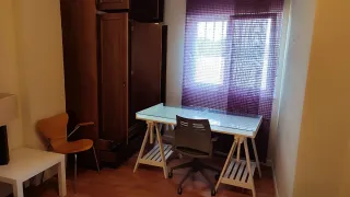 Mesa escritorio cristal sobre caballetes