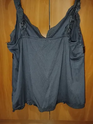 Top marrón de tirantes con lazo y encaje