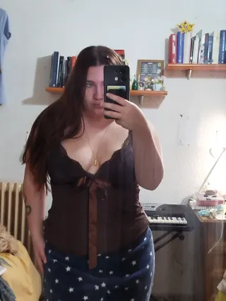 Top marrón de tirantes con lazo y encaje