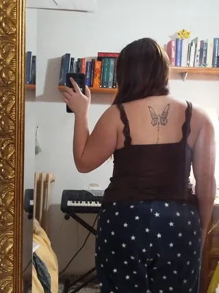 Top marrón de tirantes con lazo y encaje