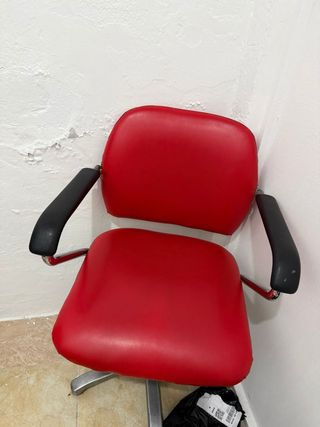 Silla de oficina roja con brazos
