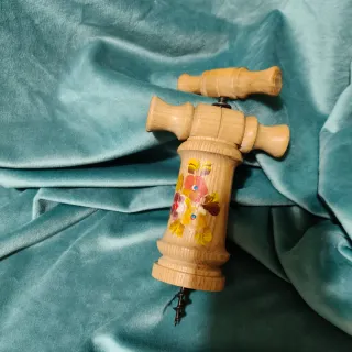 Apribottiglie in legno decorato