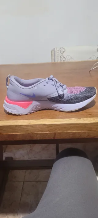 Zapatillas Nike grises y rosas