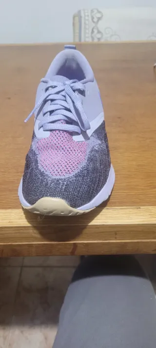 Zapatillas Nike grises y rosas