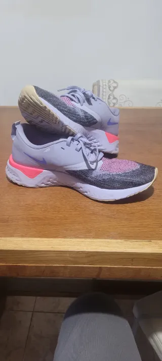 Zapatillas Nike grises y rosas