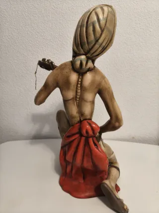 Figura cerámica músico tocando instrumento