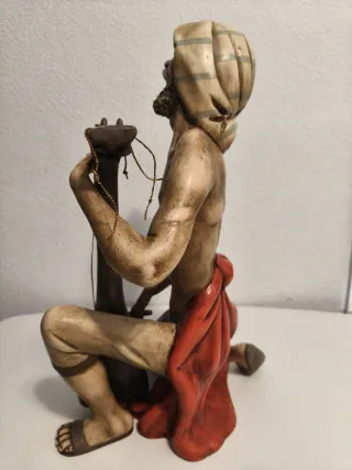 Figura cerámica músico tocando instrumento