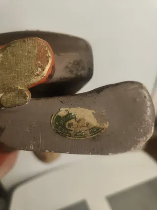 Figura cerámica músico tocando instrumento