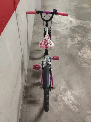 Bicicleta infantil blanca y rosa
