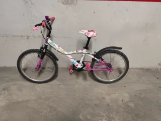 Bicicleta infantil blanca y rosa