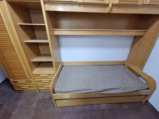 Armario modular con cama y estanterías