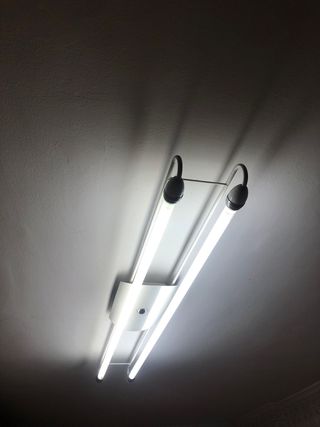 Lámpara fluorescente doble metal y plástico