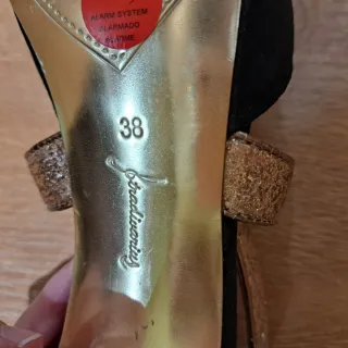 Sandalias Stradivarius tacón dorado y negro